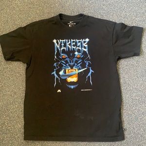 Adult medium graphic T-shirt